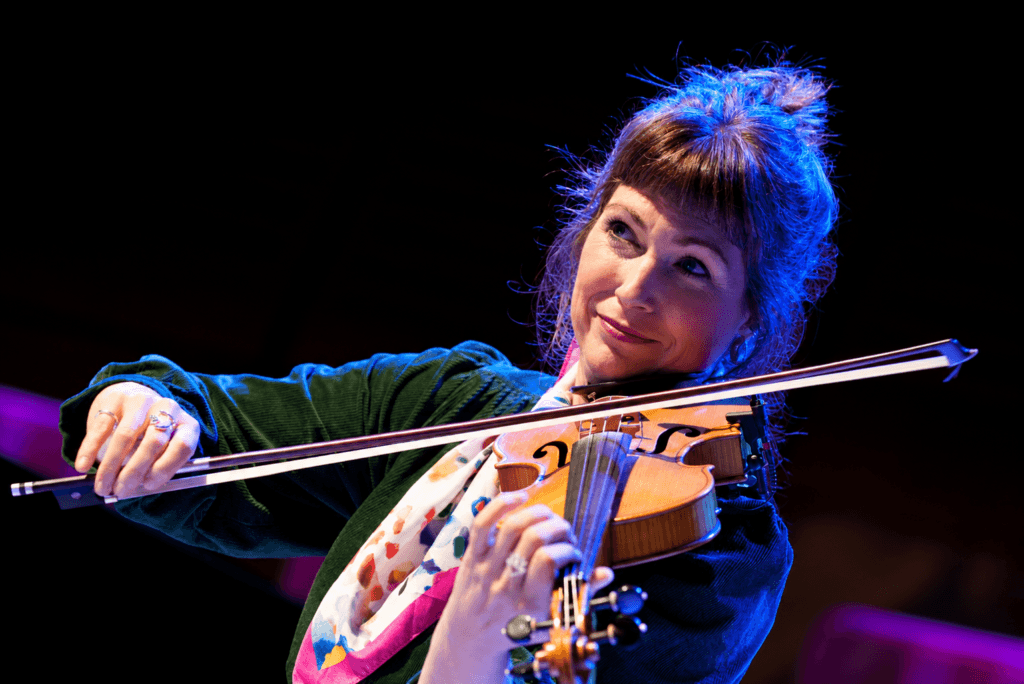 Angharad yn chwarae ffidl
